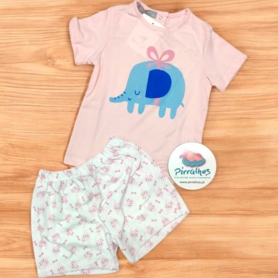 Conjunto infantil rosa com elefante azul e calções brancos com padrão cor de rosa
