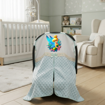 Capa azul claro para cadeira de bebé com textura e imagem de fada em quarto infantil