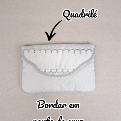 Porta-moedas branco com bordado cinzento em ponto de cruz quadrilé
