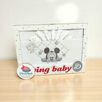 Conjunto roupa bebé branco com estampa Mickey em caixa branca com estrelas.