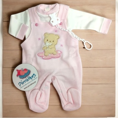 Conjunto de bebé rosa com aplicação de urso e prendedor de chupeta branco