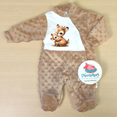 Macacão de bebé castanho claro com textura bolha e estampa de raposas na frente