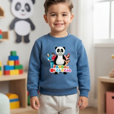 Camisola azul de criança com estampa de panda e personagens, calças cinza, em quarto infantil colorido.