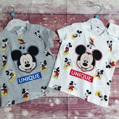 Duas t-shirts infantis cinzenta e branca com padrão do Mickey Mouse e a palavra UNIQUE