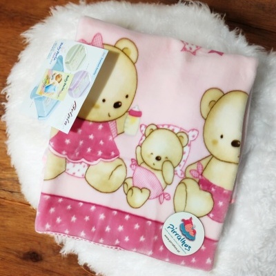 Manta rosa para bebé com estampa de ursos e etiquetas da marca