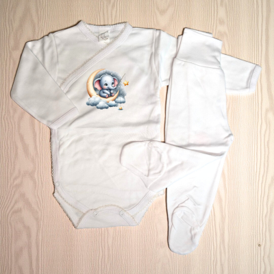 Conjunto de roupa de bebê branco com elefante e lua