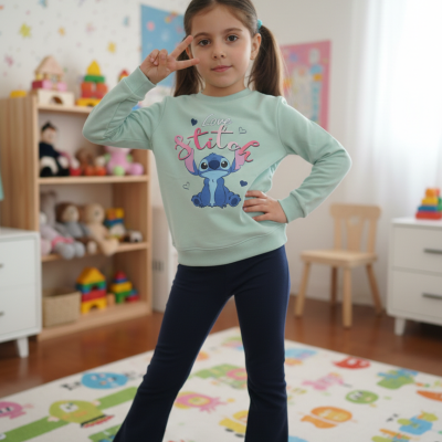 Menina com camisola Stitch azul e calças azuis em quarto infantil colorido