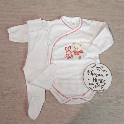 Conjunto de roupa de bebé branco com bordado de ursinho e coelho e costura rosa