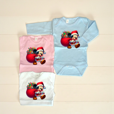 Três bodies de bebé com estampa de Mickey Pai Natal em cores azul, rosa e branco