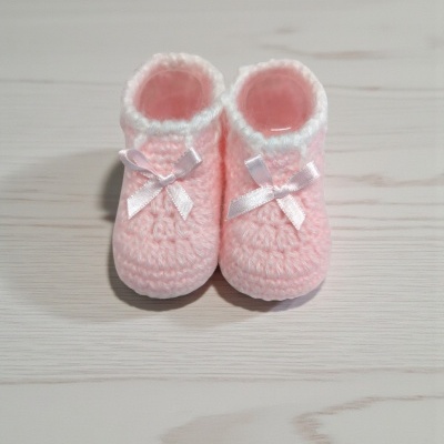 Sapatinhos de bebé cor-de-rosa em croché com laços
