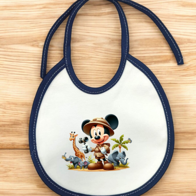 Babete branco com borda azul escuro e estampa de Mickey Mouse explorador com animais