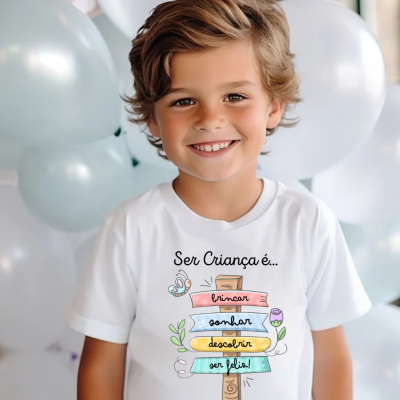 Camisola branca com estampado colorido em criança sorridente
