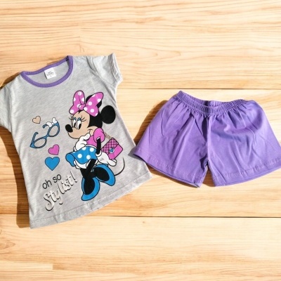 Conjunto infantil com t-shirt cinzenta da Minnie e calções roxos