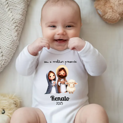 Body branco de bebé com ilustração da Sagrada Família e texto personalizado