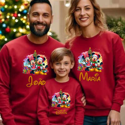 Três pessoas com sweatshirts vermelhas de Natal com personagens Mickey e Minnie e nomes João, Maria e Dinis.