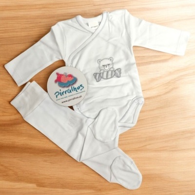 Conjunto de roupa de bebé branco com body e calças, ursinho cinzento bordado.