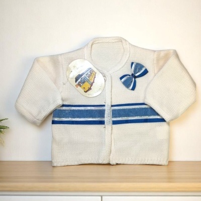Casaco de malha branco com riscas azuis e laço azul e branco para bebé