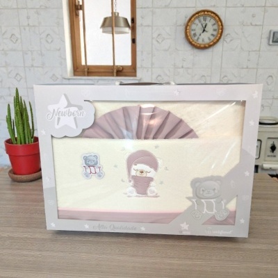 Pacote de manta para recém-nascido bege com urso bordado, em caixa branca com janela transparente