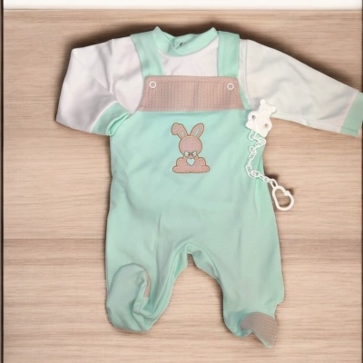 Macacão de bebé verde claro e bege com bordado de coelho e prendedor branco em forma de ovelha