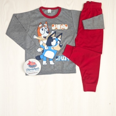 Pijama infantil cinzento e vermelho com personagens Bingo e Bluey.