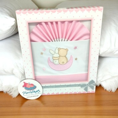 Conjunto de roupa de bebé rosa com bordado de coelho e urso na lua numa caixa decorativa