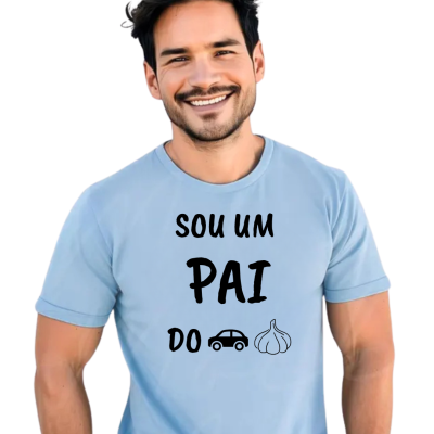 Homem a usar camiseta azul clara com texto 'SOU UM PAI DO' e ícones de carro e alho