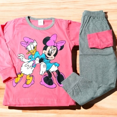 Conjunto de pijama infantil com camisola rosa e calças cinza com bolso rosa