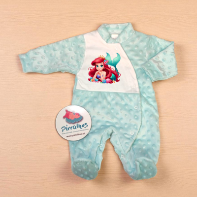 Macacão de bebé azul claro com estampa de sereia e etiqueta Pirralhos