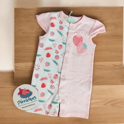 Macacão curto para bebé em algodão com padrão de morangos e doces de um lado e rosa liso do outro