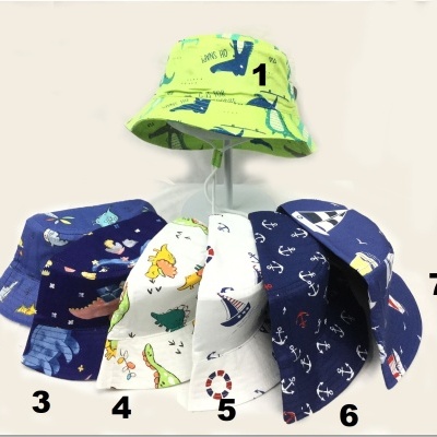 Sete chapéus coloridos variados pendurados