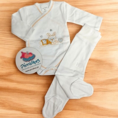 Conjunto de roupa de bebé branco com bordado de coelho e etiqueta redonda da marca Pirralhos