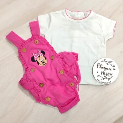 Conjunto de bebé com body branco e jardineira rosa com estampa da Minnie