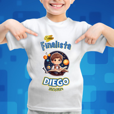 Camisola branca com estampa colorida e texto 'Sou Finalista DIEGO 2023/2024' e ilustração infantil