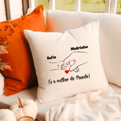 Almofada branca com design de mãos e texto em português