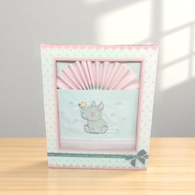 Fralda bebé bordada com elefante e borboleta numa caixa decorativa rosa e cinzenta