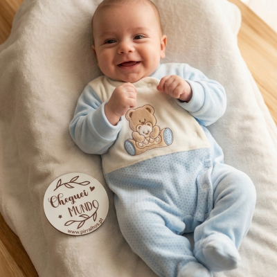 Macacão para bebé azul claro com desenho de urso e placa com texto CHEGUEI MUNDO
