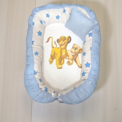 Ninho de bebé branco e azul com estampado de leões bebés e almofada pequena