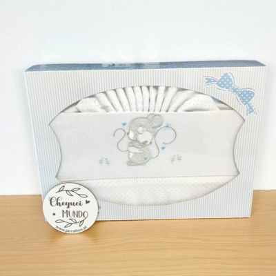 Conjunto de roupa de bebé branca com bordado de rato, em embalagem com riscas cinza e laço azul