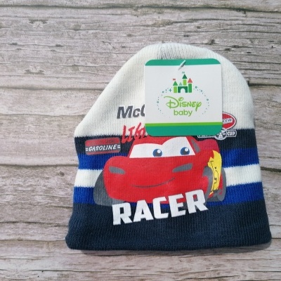 Gorro infantil azul e branco com tema Disney Baby e personagem Vermelho Relâmpago McQueen.