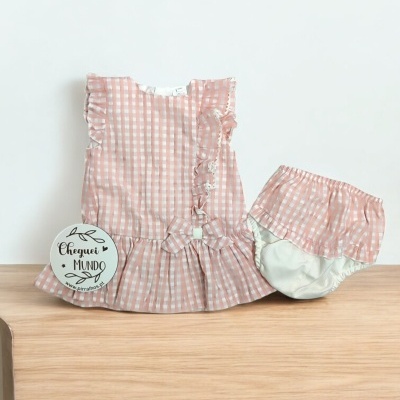 Conjunto de vestido e cuequinha para bebé rosa com padrão de quadrados brancos e etiqueta Cheguei ao MUNDO
