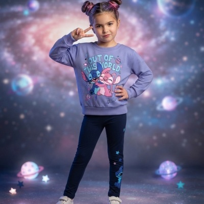 Menina com roupa temática Stitch e fundo espacial colorido