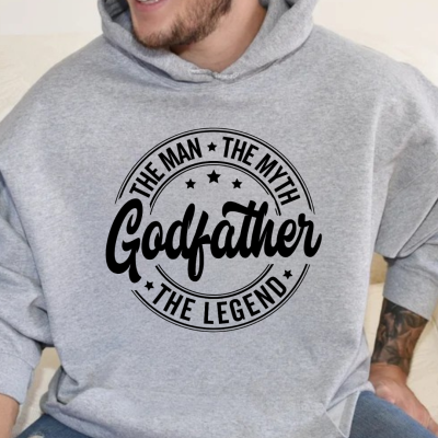 Sweatshirt cinzenta com capuz e estampado preto com texto 'THE MAN THE MYTH Godfather THE LEGEND'