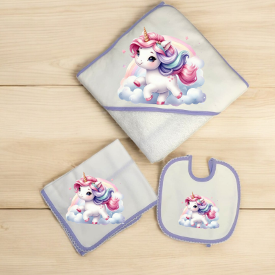 Conjunto de têxteis para bebé com estampa de unicórnio colorido em tecido branco e bordas lilás