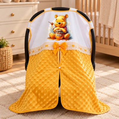 Capa acolchoada amarela para cadeirinha com estampa Winnie the Pooh e laço amarelo