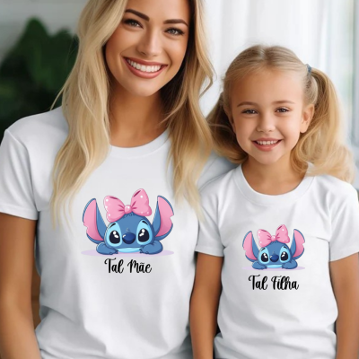 Camisetas brancas com personagem azul e laço rosa, mulher e menina sorridentes