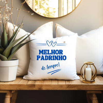 Almofada branca com mensagem azul em ambiente decorado.