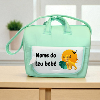 Mala de bebé verde-água com bolso frontal branco com desenho de leão e texto 'Nome do teu bebé'