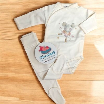Conjunto de roupa de bebé creme com estampa de rato e calças com pés