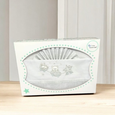 Conjunto de roupa de bebé cinza claro com babete branco bordado dentro de caixa branca com estrelas verdes