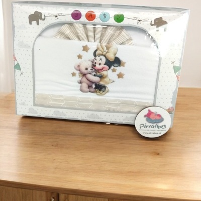 Caixa com conjunto de têxteis para bebé com estampa de Minnie e urso.